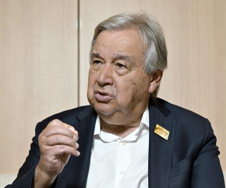 　インタビューに答える国連のグテレス事務総長