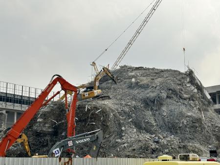 　タイ・バンコクで建設中のビルが倒壊した現場＝１０日（共同）