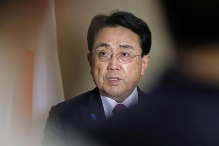 　記者団の取材に応じる赤沢経済再生相＝１３日、ワシントン