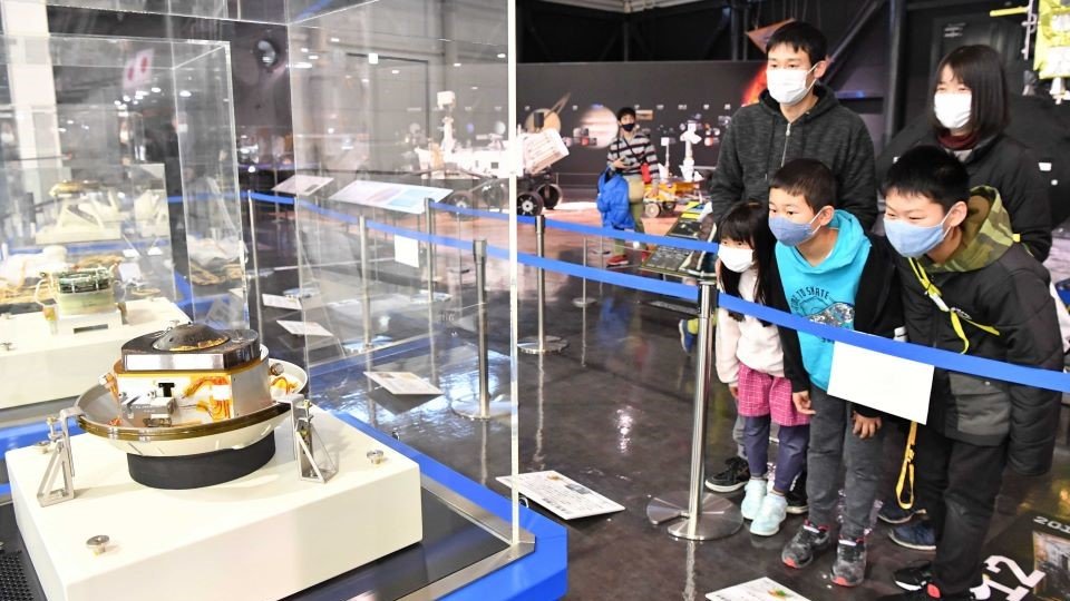 小惑星りゅうぐうの砂などが入ったコンテナを格納していた「インスツルメントモジュール」＝各務原市下切町、岐阜かかみがはら航空宇宙博物館