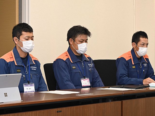 被災地での活動を報告する（右から）水波邦彦さん、小川翔大さん、加藤健祐さん＝土岐市役所