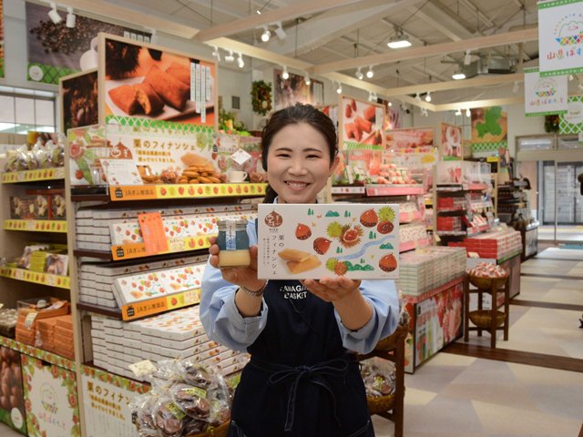 山県市内の養鶏業者の卵を使ったプリン（左）、市産栗のフィナンシェ（右）といった加工品などが並ぶ「山県ばすけっと」＝同市東深瀬