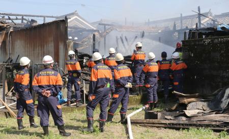　和歌山県串本町の住宅火災現場＝２６日午後２時３４分