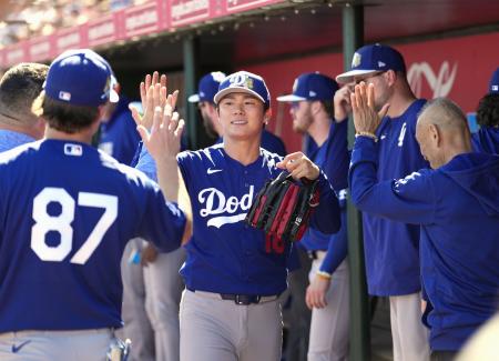 　エンゼルス戦の２回途中に降板し、ベンチで迎えられるドジャース・山本＝テンピ（共同）