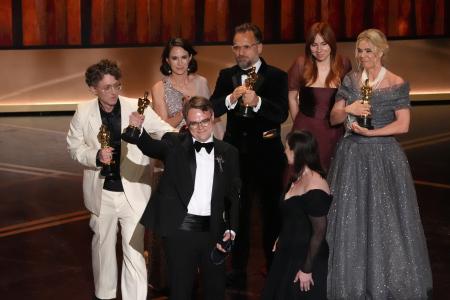 　米アカデミー賞授賞式で壇上に立つパベル・タランキンさん（中央左）＝１５日、ロサンゼルス（ＡＰ＝共同）