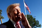 　メディアの質問に答えるトランプ米大統領＝１９日、ワシントン（ロイター＝共同）