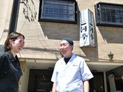 「昔を知る方から家族連れ、若者まで気軽に来店してほしい」と話す、三河亭４代目店主中島稔さん（右）と娘の服部恵美さん＝１９日午後、岐阜市八ツ寺町
