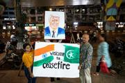 　インド西部ムンバイでトランプ大統領の似顔絵を掲げ、停戦を喜ぶ人々＝１０日（ＡＰ＝共同）