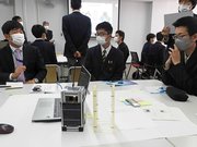 小型人工衛星のミッションの案を出し合う高校生ら＝２３日午前、岐阜市柳戸、岐阜大