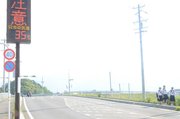気温３５度を示す電光掲示板＝１７日午後４時２１分、揖斐郡揖斐川町三輪、国道４１７号