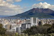 　桜島と鹿児島市中心部＝２０２４年３月