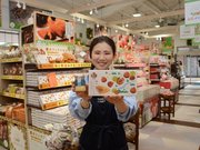 山県市内の養鶏業者の卵を使ったプリン（左）、市産栗のフィナンシェ（右）といった加工品などが並ぶ「山県ばすけっと」＝同市東深瀬