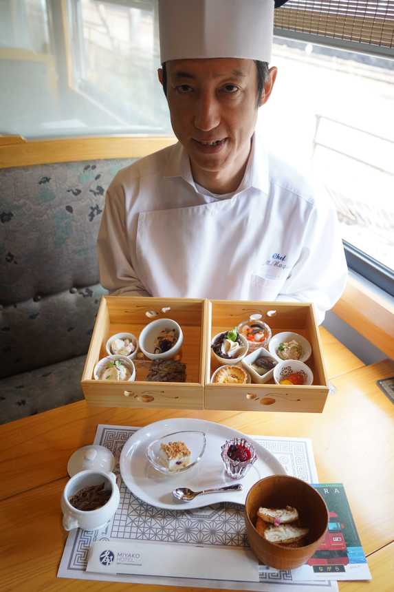 「景色を見てほっとしながら食べてもらえる料理にした」と話す長尾正憲洋食料理長＝関市元重町、長良川鉄道関駅