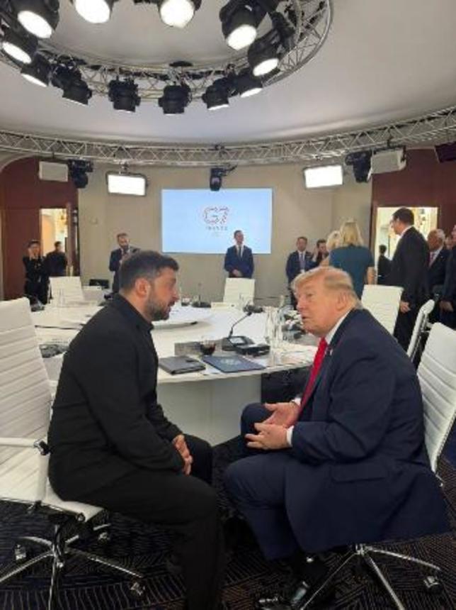 　トランプ米大統領（右）と話すウクライナのゼレンスキー大統領＝１６日、フランス東部エビアン（ウクライナ大統領府提供・共同）