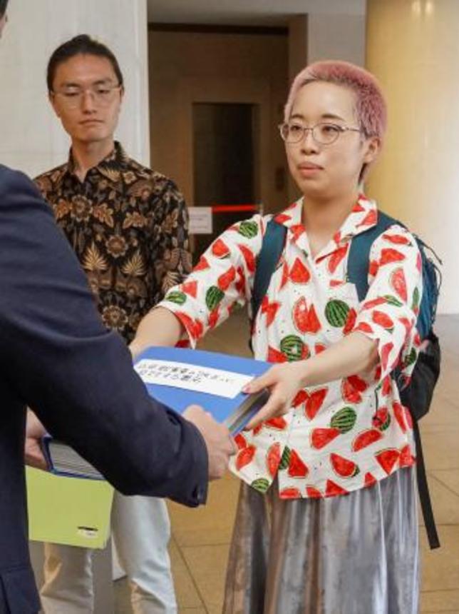 　署名を提出する立命館大の学生＝１０日午前、京都市中京区