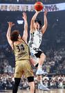 　琉球戦でシュートを放つ島根・安藤＝沖縄サントリーアリーナ（（Ｃ）Ｂ．ＬＥＡＧＵＥ）