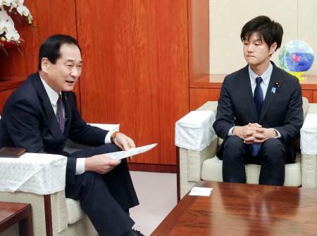 　鈴木農相（右）と面会するＪＡ全中の山野徹会長＝３０日午前、農水省