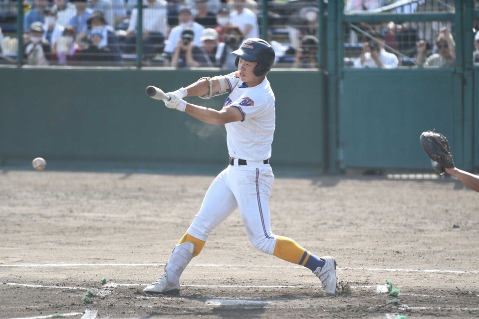 県岐阜商×大垣日大＝延長１１回裏県岐阜商無死満塁、左前にサヨナラ打を放つ三塚＝大野レインボー