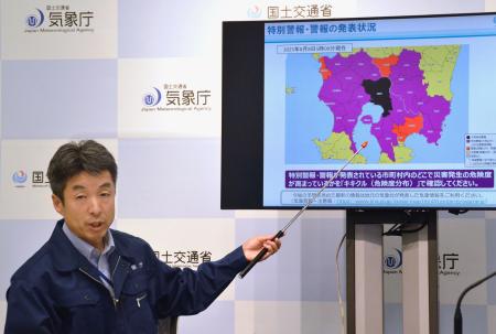 　気象庁と国交省が開いた、鹿児島県への大雨特別警報発表に関する記者会見＝８日午前、気象庁