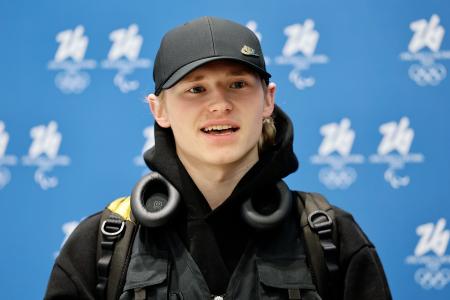 　イタリア・ミラノのマルペンサ空港に到着し、取材に応じるイリア・マリニン＝１日（共同）