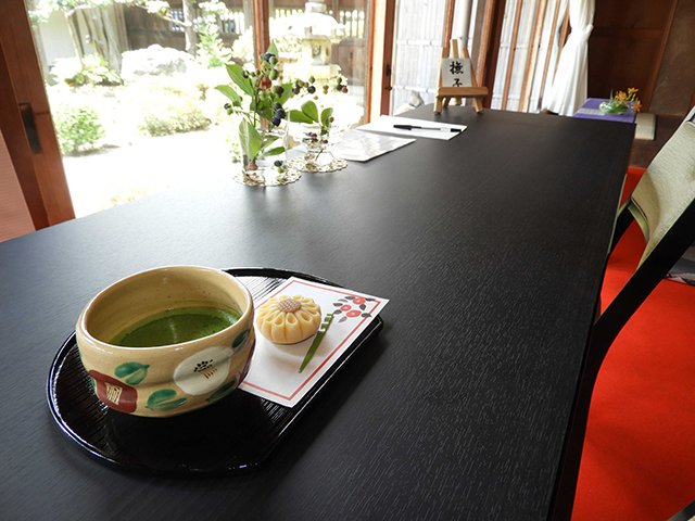 抹茶や季節にごとに異なる茶菓子が楽しめる呈茶＝不破郡垂井町宮代、南宮大社