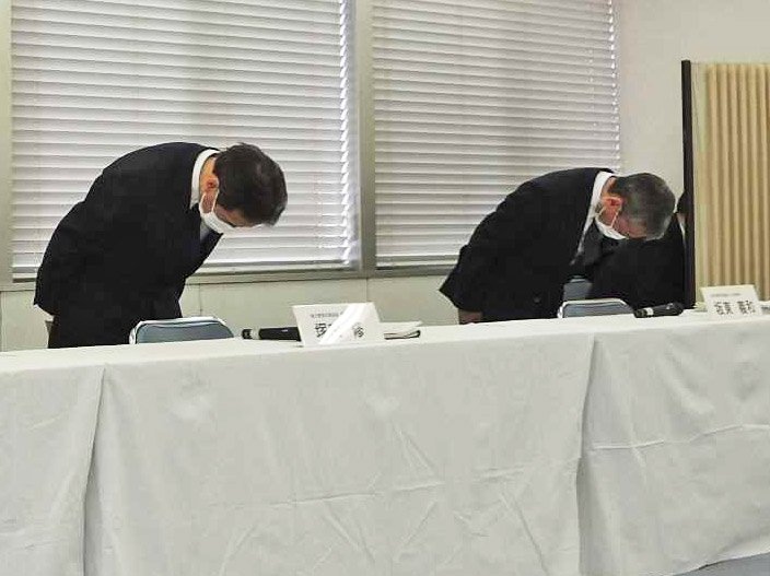笠松競馬場での馬券不正購入事件などを受け、頭を下げる塚田修理事長（左）ら＝２７日午後、東京・港区、地方競馬全国協会