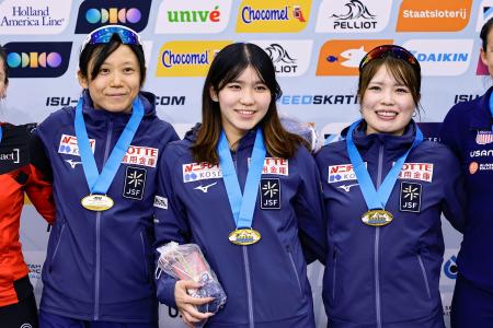 　女子団体追い抜きで優勝した（左から）高木美帆、野明花菜、佐藤綾乃＝ソルトレークシティー（共同）
