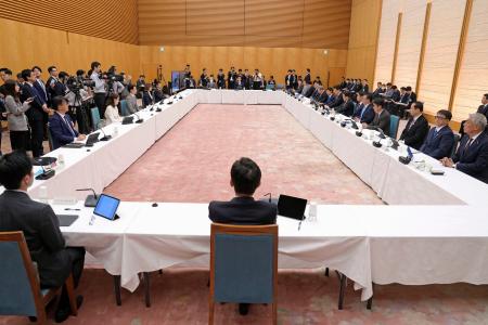 　「ＡＩ・デジタル改革推進会議」の初会合＝２２日午後、首相官邸