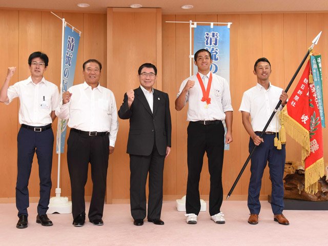 甲子園での活躍を誓い、意気込む高木翔斗主将（右から２人目）ら＝県庁