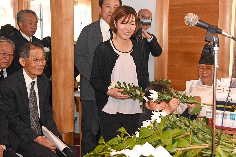 祭壇に献花する佐藤ハルエさんの孫ら＝加茂郡白川町黒川、佐久良太神社