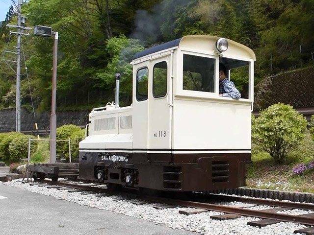 昭和３０年代の色になったディーゼル機関車１１８＝下呂市小坂町落合、ひめしゃがの湯駐車場