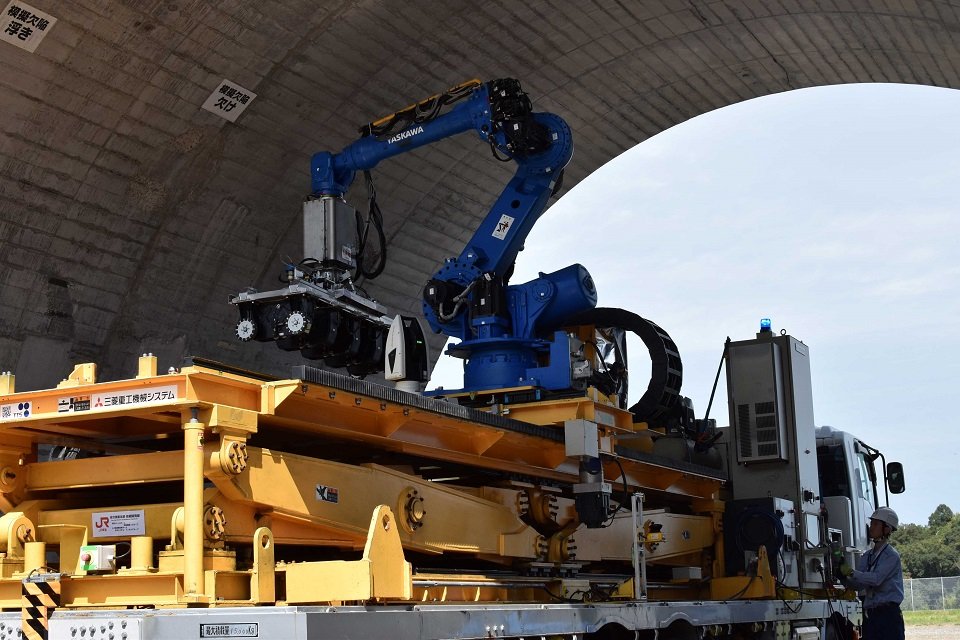 試験トンネルで公開されたトンネル検査ロボット＝愛知県小牧市、ＪＲ東海小牧研究施設