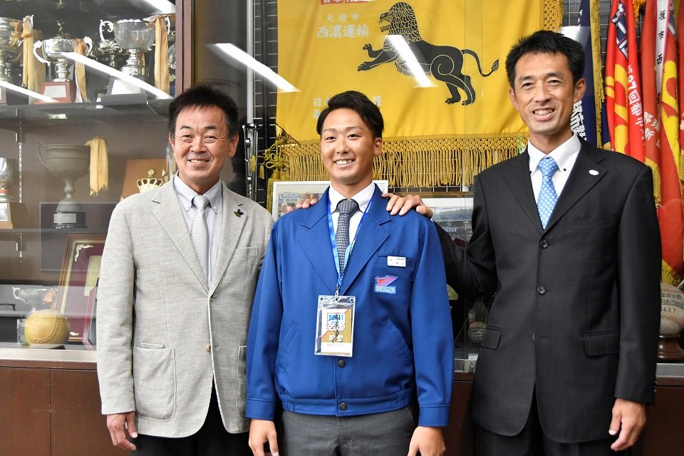 巨人の水野雄仁スカウト部長（左）と木佐貫洋担当スカウト（右）から指名あいさつを受けた西濃運輸の船迫大雅投手＝西濃運輸本社