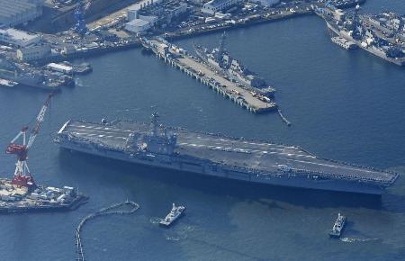 　昨年１１月、神奈川県横須賀市の米海軍横須賀基地に入る原子力空母ジョージ・ワシントン（共同通信社ヘリから）