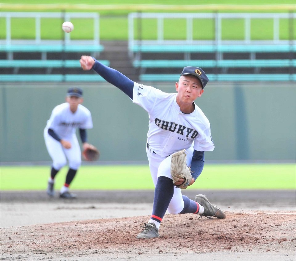 岐阜第一×中京＝力投する中京のエース桑田＝長良川球場