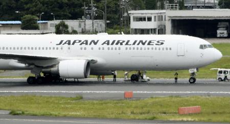 　機体の不具合のため成田空港に緊急着陸した日航機＝５月２９日午後
