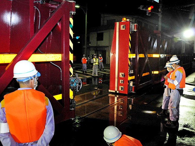 陸閘を閉門する手順を確認する水防団員ら＝岐阜市大宮町