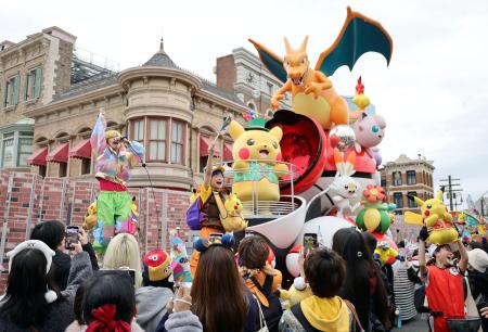 　ＵＳＪが先行公開した、２５周年記念イベントのパレード＝３日午前、大阪市此花区