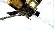 　国際宇宙ステーションのロボットアームに捕捉された新型補給機「ＨＴＶ―Ｘ」１号機（米航空宇宙局の中継から）