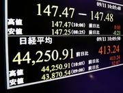 　上げ幅が一時４００円を超え、４万４２００円台を付けた日経平均株価を示すモニター。取引時間中としての最高値を更新した＝１１日午前、東京・東新橋