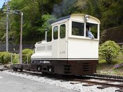 昭和３０年代の色になったディーゼル機関車１１８＝下呂市小坂町落合、ひめしゃがの湯駐車場