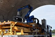 試験トンネルで公開されたトンネル検査ロボット＝愛知県小牧市、ＪＲ東海小牧研究施設