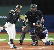 　１０回ソフトバンク１死、川村が中越えに決勝ソロを放つ。捕手松尾＝横浜