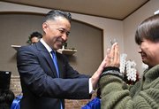 初当選が確実となり、支持者に祝福される篠田啓介氏＝２日午後８時３５分、美濃市段町、選挙事務所（撮影・堀尚人）