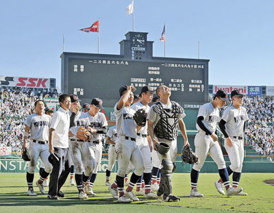 タイブレークの末、県岐阜商に敗れ、引き揚げる横浜ナイン