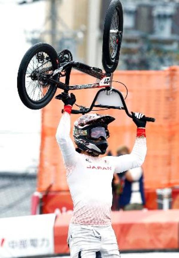 　男子ＢＭＸレースで優勝し、喜ぶ中井飛馬＝名古屋競輪場ＢＭＸレースコース
