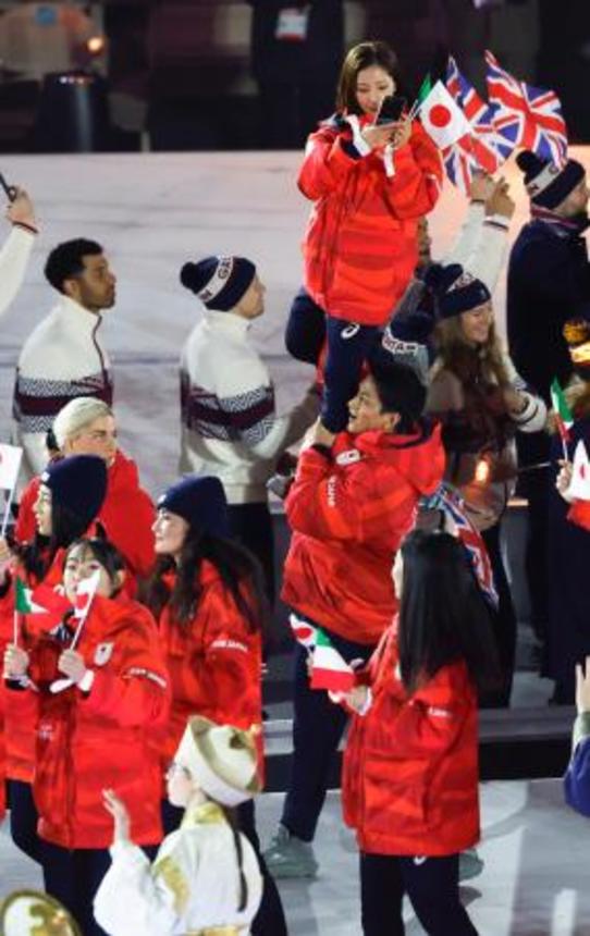 　閉会式でフィギュアスケートの三浦璃来（上）を持ち上げて入場する木原龍一＝２２日、イタリア・ベローナ（共同）