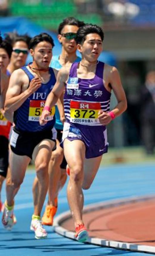 　男子８００メートル決勝　１分４５秒８８で優勝した落合晃（手前）＝レモンガススタジアム平塚