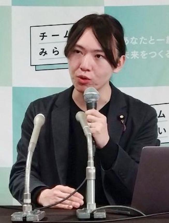 　記者会見するチームみらいの安野党首＝４日午後、東京都港区