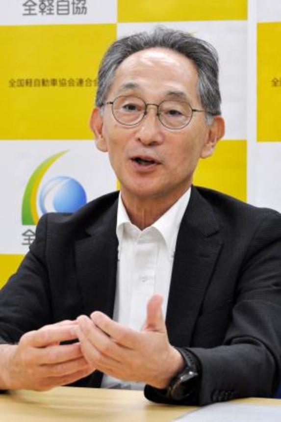 　インタビューに応じる全国軽自動車協会連合会の赤間俊一会長